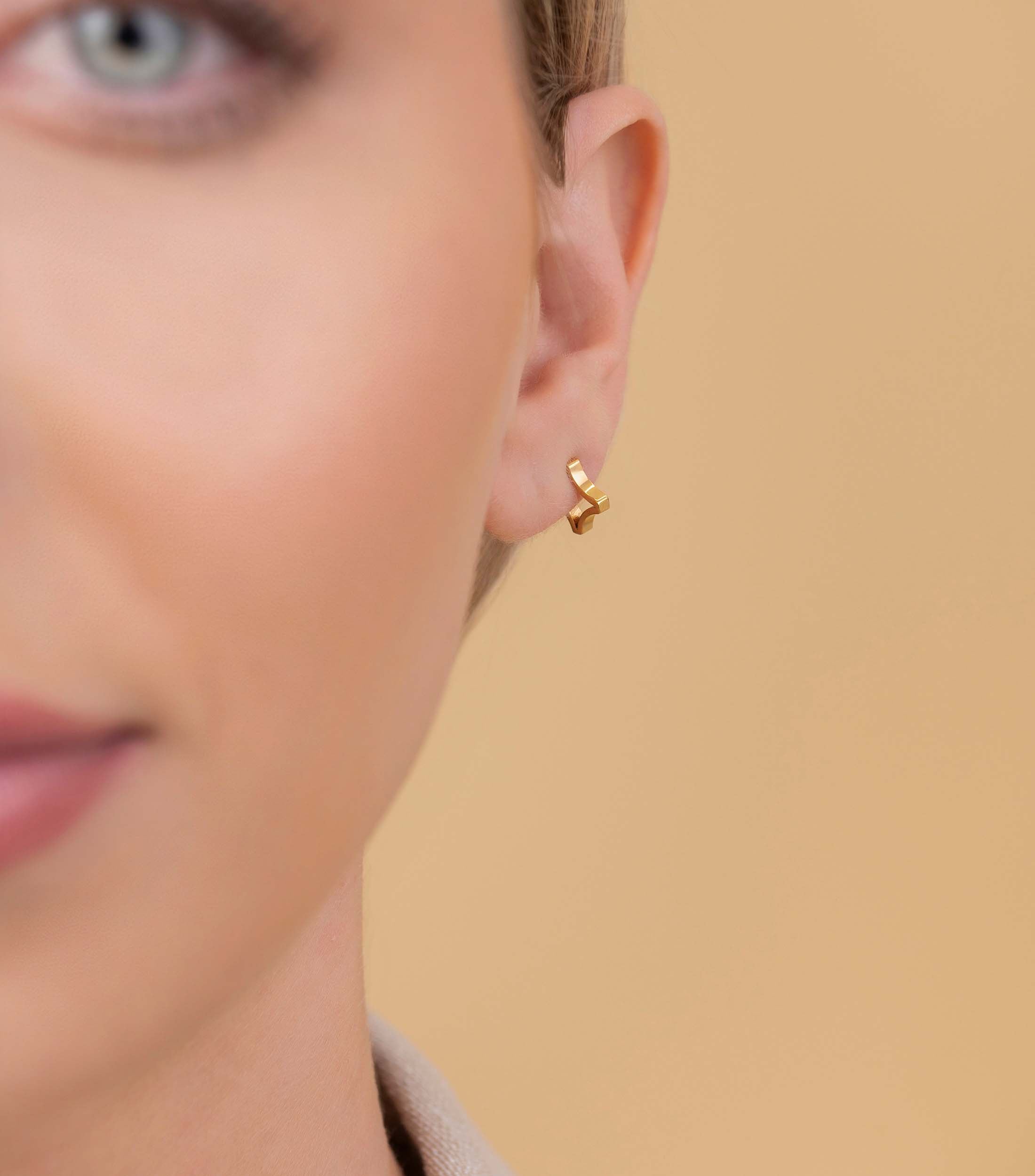 Se-Luna Star Petite Hoop Earring in Gold